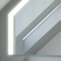 LED-Spiegel nach Maß unter der Dachschräge