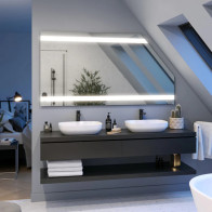 Maßgefertigter Spiegel unter dem Dach mit 2 Lichtstreifen