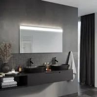 LED-Badezimmerspiegel im oberen Teil