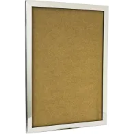 Informationsschild aus glänzendem Edelstahl: moderne und elegante Absperrpfosten für eine professionelle Präsentation.