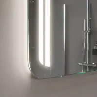 Moderner Spiegel mit abgerundeten Ecken und vertikalen Linien, einfache Montage