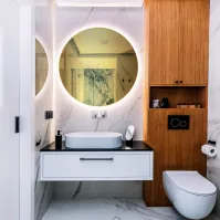 Retro-illuminated round mirror suitable for bathrooms