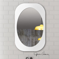 Ovaler Spiegel in einem rechteckigen Rahmen, elegante weiße Ausführung