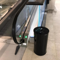 Schwarzer Mülltrennungsbehälter, ideal für Büros