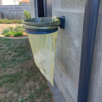 Wall-mounted bag holder