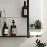 Eleganter Spiegelschrank mit abgerundeten Ecken