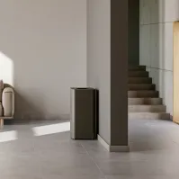 Schwarzer Design-Mülleimer, 60 Liter, mit magnetischem Abfallsymbol