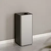 Moderner grauer 100-Liter-Abfalleimer mit magnetischem Abfallsymbol, Seitenansicht