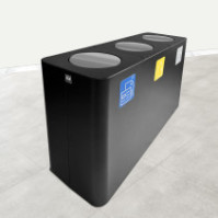 Schwarzer 100-Liter-Recyclingtonnenbehälter mit Schwingdeckel für drei Wertstofffraktionen