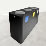 Schwarzer 100-Liter-Recyclingtonnenbehälter mit Schwingdeckel für drei Wertstofffraktionen