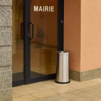 Self-extinguishing stainless steel waste bin, 25 liters, front view, office